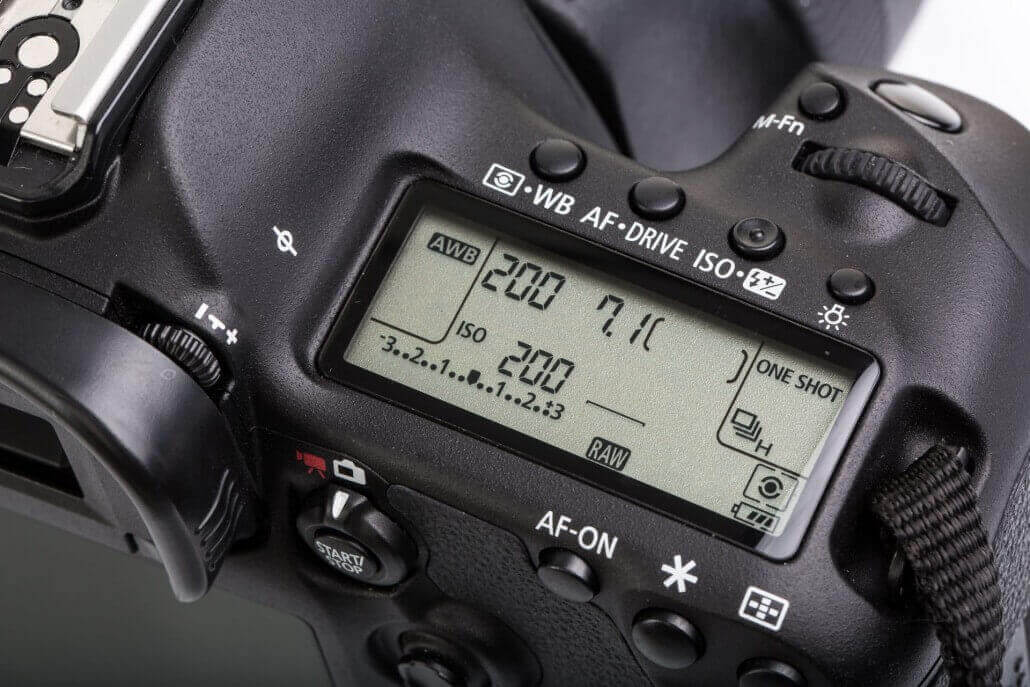 With DSLR cameras, what problem does adjusting ISO settings solve that changing aperture settings does not?